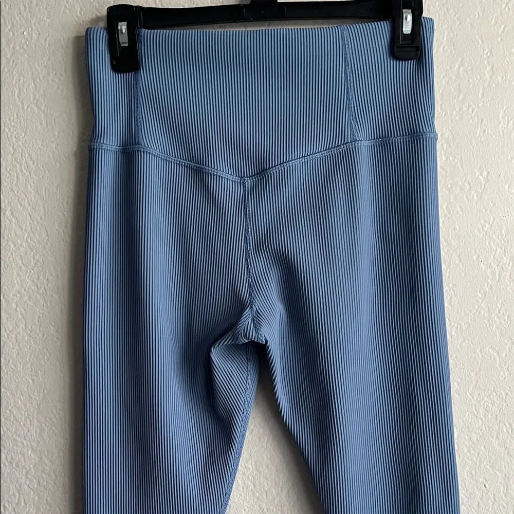 Like New! Athleta Elation Rib Tight Blue Leggings in Size M